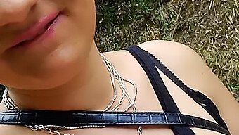 Seksi Asyalı Bebek, Motosikletinde Dildo Ile Mastürbasyon Yapıyor