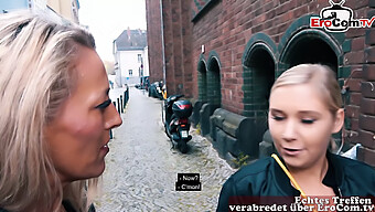 Zralá Německá Žena S Velkými Prsy A Blondýnka Lesbička Se Zapojují Do Sexuální Aktivity S Mladším Jedincem