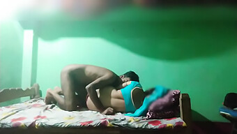 Istri Rumah Tangga India Dan Teman-Temannya Melakukan Menjilat Vagina Yang Romantis Dan Handjob.